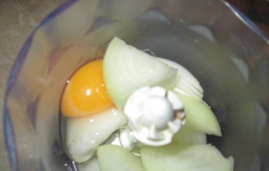 1. Этап. Бутерброды с фаршем в духовке: Произвольно нарезаем лук. Кладем его в блендер и добавляем яйцо.