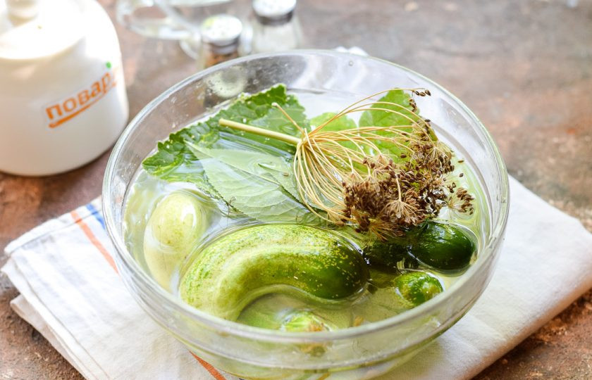 1. Этап. Маринованные огурцы по-немецки: Огурцы вымойте хорошо и переложите в миску, залейте холодной водой и оставьте на 4-5 часов. Также ополосните всю выбранную зелень.