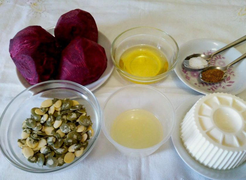 1. Этап. Салат из томленой свеклы с тыквенными семечками: На начальном этапе приготовления салата подготовьте все необходимые продукты. Свёклу предварительно очистите от кожуры, выжмите сок лимона (можно использовать замороженный, заранее разморозив его).