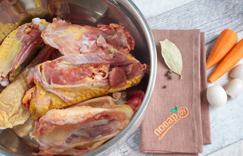 1. Этап. Домашний куриный бульон: Куриное мясо тщательно вымойте, поместите в кастрюлю и залейте холодной водой. Овощи вымойте, очистите.