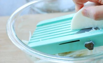 1. Этап. Редька по-корейски: Помойте и очистите редьку и морковь. Измельчите их соломкой, для этого удобнее всего использовать тёрку для корейской моркови.