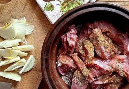 1. Этап. Запечённая пряная индейка с молодой капустой: Лук нарезаем 