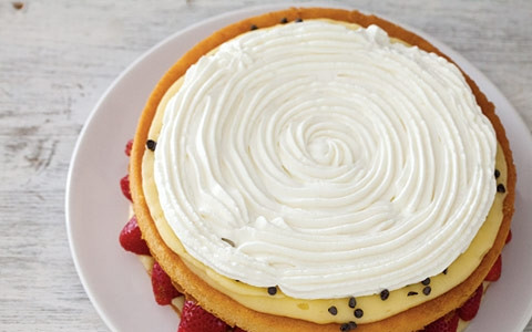 1. Этап. Начинка для бисквитного торта: Сверху сделайте слой из готовых взбитых сливок.