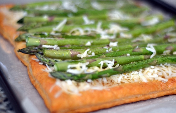 1. Этап. Пирог со спаржей: Затем достаем подрумяненное тесто и равномерно выкладываем сыр, затем спаржу и посыпаем солью и перцем.Отправляем обратно в духовку на 20-25 минут.