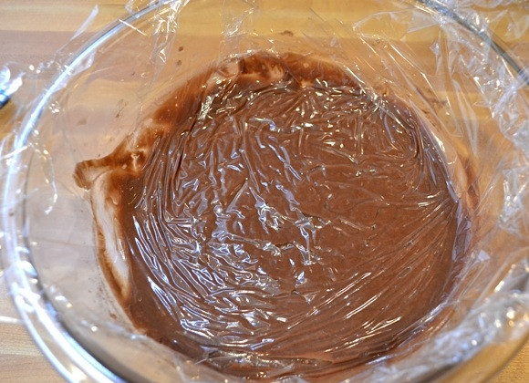 1. Этап. Быстрый шоколадный пудинг: 8. Накройте пудинг пленкой, чтобы она была прямо на его поверхности и отправьте в холодильник.