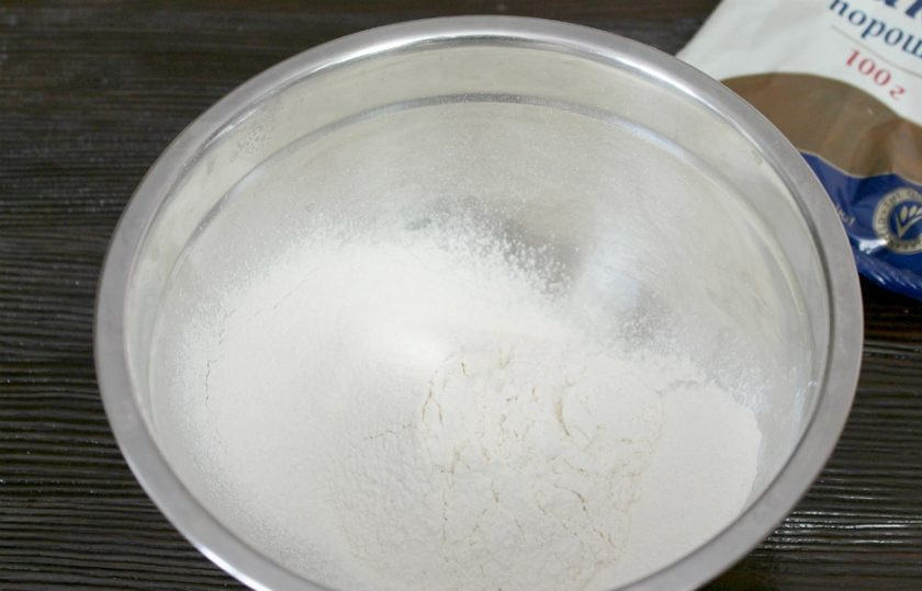 1. Этап. Мраморное печенье: Муку и разрыхлитель теста просеиваем в миску.