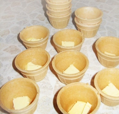 1. Этап. Тарталетки с черной икрой: 2. Тарталеток берите на свое усмотрение. Все зависит от количества гостей. Итак, в каждую тарталетку нужно положить на дно кусочек сливочного масла.