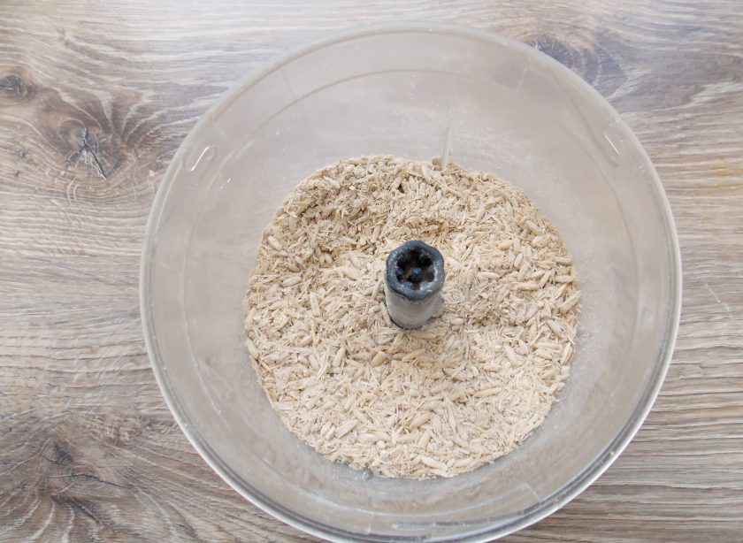 1. Этап. Овсяный кисель из цельного овса: Затем добавьте чистый, сухой овес в чашу блендера и измельчите его как можно мельче.