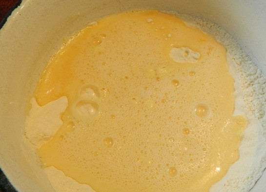 1. Этап. Лимонно-маковые блины: 5. И добавляем к сухим ингредиентам молочно-яичную смесь.