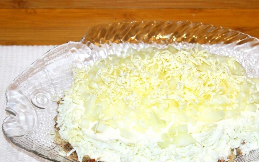 1. Этап. Салат Мимоза с маслом: 5. Натираем сливочное масло и выкладываем его на яичные белки. И снова промазываем майонезом.