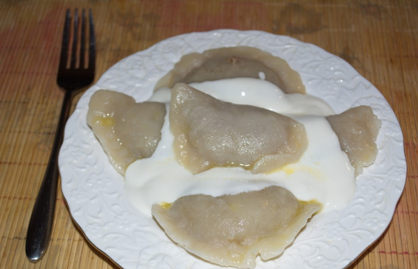 1. Этап. Вареники по-донскому: Щедро полейте вареники сметаной, можно подавать их сразу к столу.