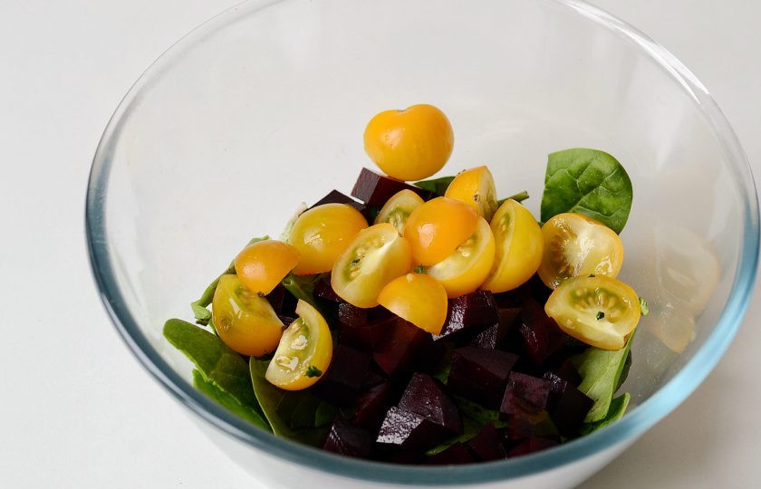 1. Этап. Салат из нута и свеклы: Свеклу нарежьте кубиками, помидоры черри разрежьте пополам.