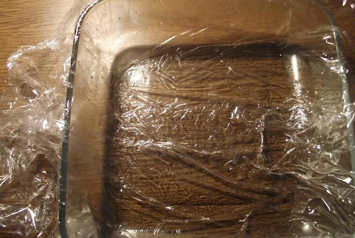 1. Этап. Холодец из свиной рульки: Форму для холодца застилаем пищевой пленкой.