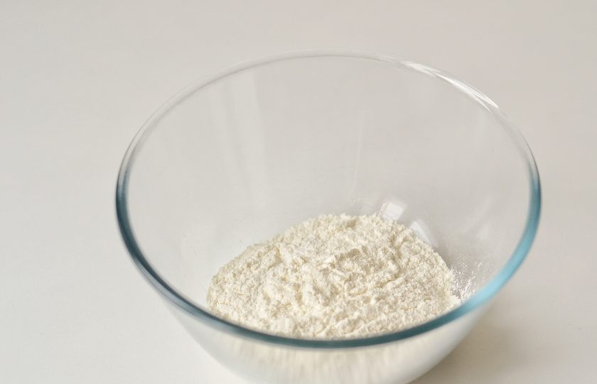 1. Этап. Ирландские сконы: Муку просейте с разрыхлителем, добавьте щепотку соли.