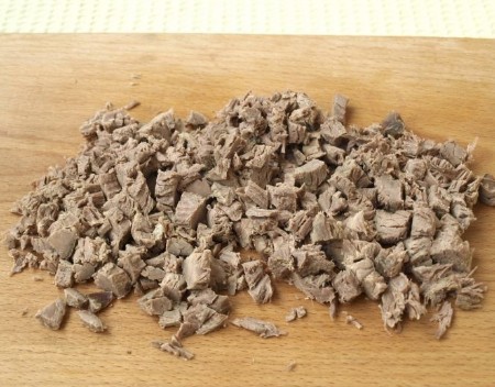 1. Stage. Bean and Beef Salad: We cut the meat into cubes. We also carefully remove seeds from hot pepper and chop finely. Pass the garlic through a garlic squeezer.