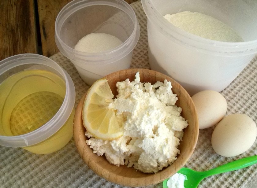 1. Этап. Пончики из творога: 1. Подготовьте все необходимые ингредиенты.