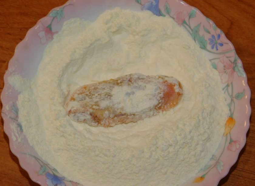 1. Этап. Куриные крылышки с паприкой: Затем обваляйте в муке.