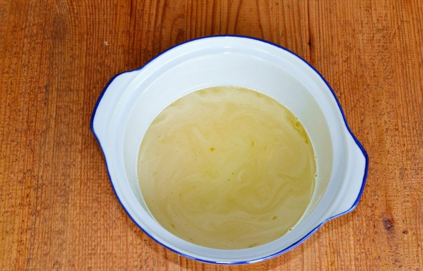 1. Этап. Моченые яблоки с медом: Количество воды указать сложно, все зависит от выбранного контейнера и укладки яблок. Излишки рассола оставьте в холодильнике, возможно в нем будет необходимость.