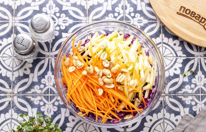 1. Этап. Салат из красной капусты с яблоками и арахисом: Добавьте в миску к капусте. Арахис можно крупно порубить или оставить половинками, его тоже добавьте в миску.