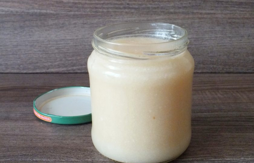 1. Этап. Груши со сгущенным молоком на зиму: Горячее пюре разлейте в чистую, сухую стеклянную тару. Герметично укупорьте.