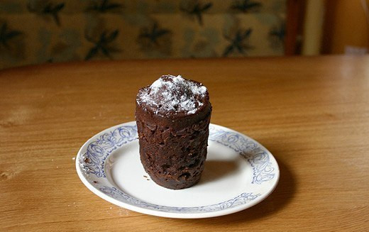 1. Этап. Шоколадный кекс за 5 минут: Посыпьте кекс пудрой. Приятного аппетита!