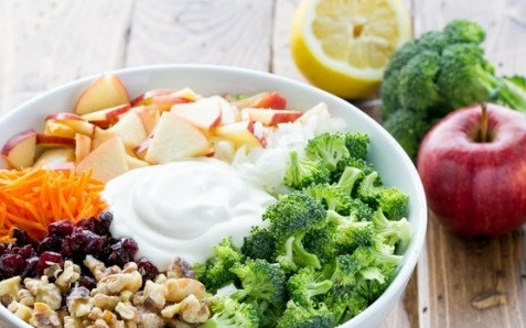 1. Этап. Салат с брокколи и яблоками: 5. Выложите заправку в салатник и непосредственно перед подачей перемешайте. Приятного аппетита!