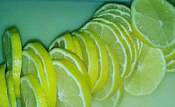 1. Этап. Солянка без огурцов: Выдавливаем в бульон сок половины лимона. Оставшиеся 2,5 лимона нарезаем колечками. Лимоны бросаем в наш бульон, варим на небольшом огне около полутора часов.