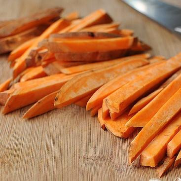 1. Этап. Сладкий картофель-фри: 1. Предварительно разогреть духовку до 230 градусов. Очистить сладкий картофель и нарезать на длинные полоски около 1 см толщиной. Чем тоньше полоски, тем более хрустящим будет картофель, тем быстрее он будет готов.