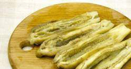 1. Этап. Пхали из баклажанов с гранатом: Баклажаны проткните несколько раз вилкой, слегка натрите маслом и отправьте в разогретую духовку на 40 минут. После чего они легко почистятся. Из баклажанов сделайте лодочки, а мякоть поместите в отдельную емкость.