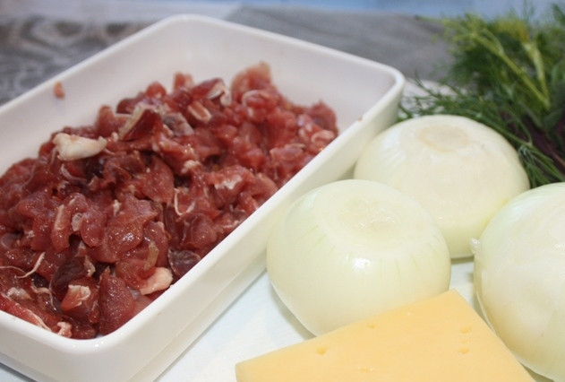 1. Этап. Пирожок с бараниной: Подготовьте все необходимые ингредиенты.