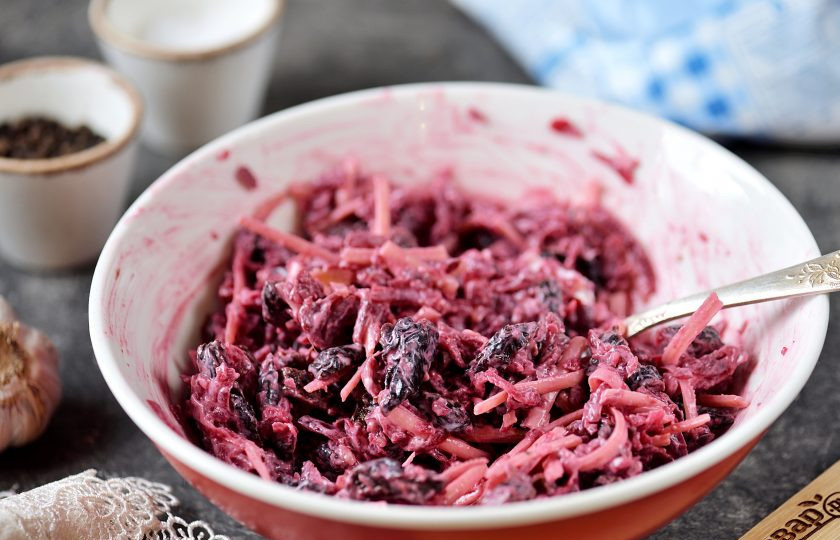 1. Этап. Салат из свеклы с черносливом и сыром: Заправьте салат сметаной средней жирности, при желании немного посолите и поперчите, тщательно перемешайте.