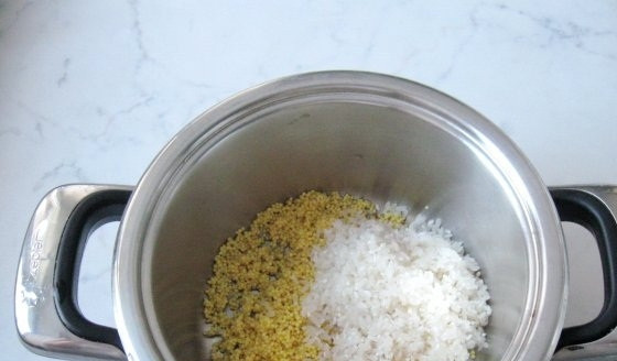 1. Этап. Молочная каша из риса и пшена: 2. Хорошо промываем рис и добавляем его к пшену.