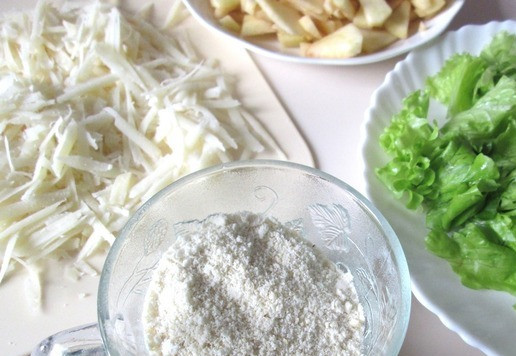 1. Этап. Салат «Отдых»: Сыр натереть на крупной тёрке. Салатные листья вымыть и обсушить, нарвать на небольшие кусочки. Орехи измельчить. Яблоко вымыть, очистить, удалить сердцевину и нарезать на тонкие брусочки.