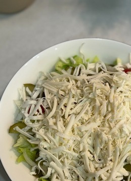 1. Этап. Салат Биг Мак: Сыр натереть на крупной терке и отправить к овощам