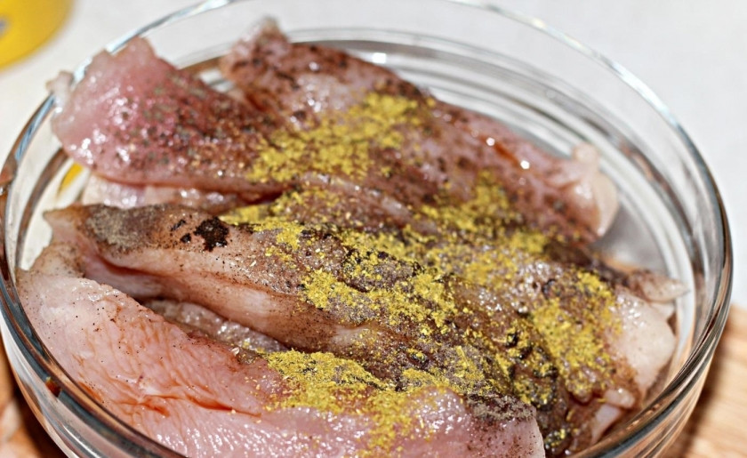 1. Этап. Шашлык из куриных грудок: 4. Вливаю соевый соус, подсолнечное масло, добавляю кориандр и хмели-сунели, аккуратно перемешиваю.