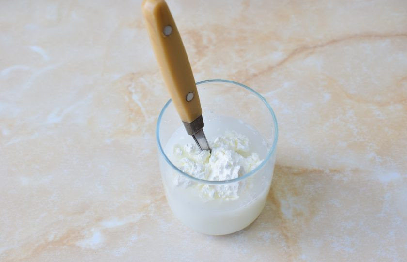 1. Этап. Варенье из клубники с кукурузным крахмалом: В стакане растворите крахмал в воде.