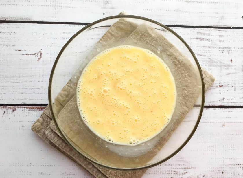 1. Этап. Омлет с ананасами: Добавьте сахар и хорошо взбейте.