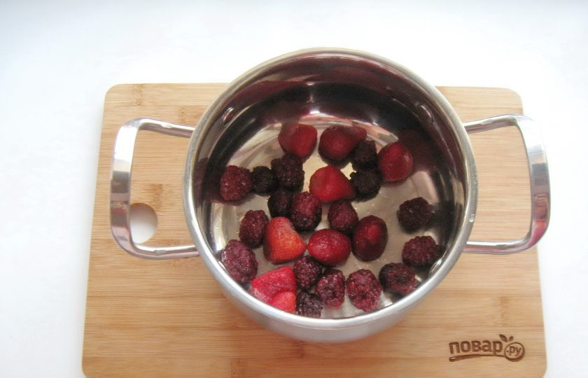 1. Этап. Взбитая манная каша: Ягоды помойте и выложите в кастрюлю. Залейте водой.
