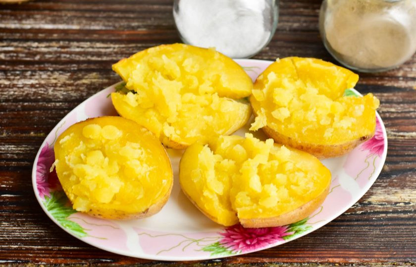 1. Этап. Крабовый салат как в Крошке-картошке: Выложите его на блюдо и немного подавите толкушкой.