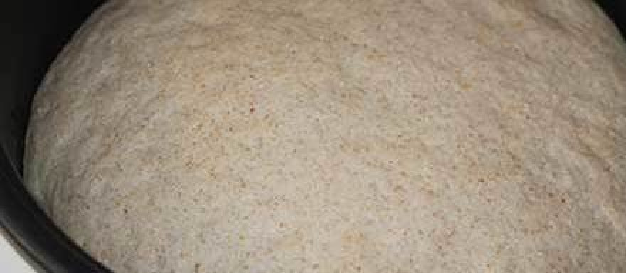 1. Этап. Кукурузный хлеб в мультиварке: 3. Как поднимется, - проводим ту же процедуру, - мнем, лепим шар, - и в мультиварку на подогрев.