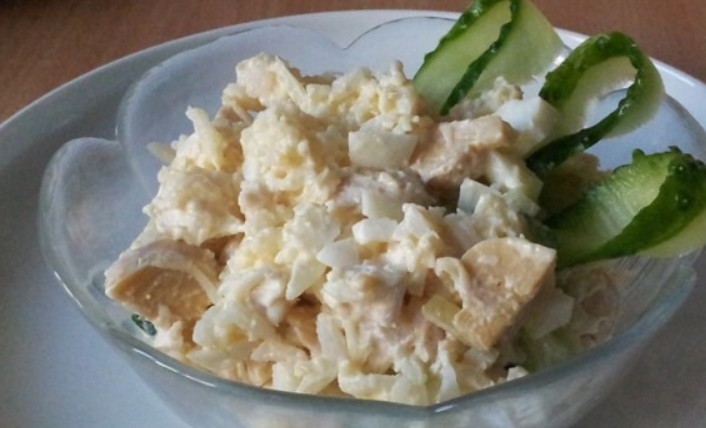 1. Этап. Салат с консервированными шампиньонами: Заправляем салат майонезом. Приятного аппетита!