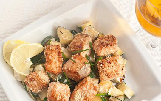 1. Этап. Лосось в кунжуте на подушке из цуккини: 5. Затем выкладываем кабачки на тарелку, а сверху кладем рыбу. Приятного аппетита.