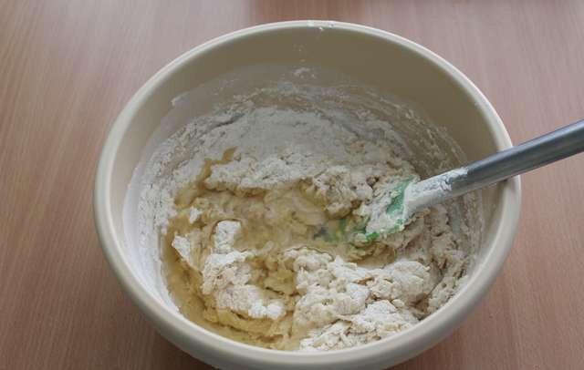 1. Этап. Горячие пирожки: В стакане воды разбавляем дрожжи со столовой ложкой муки и сахаром. Смесь должна постоять около 20 минут и подняться. После чего всыпаем оставшуюся муку и воду, добавляем соль, масло, хорошо мешаем массу.