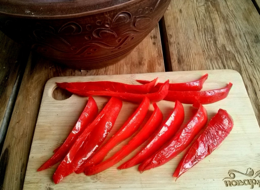 1. Этап. Классический Венгерский гуляш: 8. За 20 минут до готовности гуляша обжарьте красный перец на среднем огне в течение 10 минут, дайте ему остыть (5 минут). Затем порежьте полосками. Добавьте в гуляш, перемешайте и отправьте в духовку еще на 5 минут.