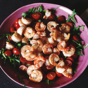 Салат из креветок, рукколы и помидоров черри