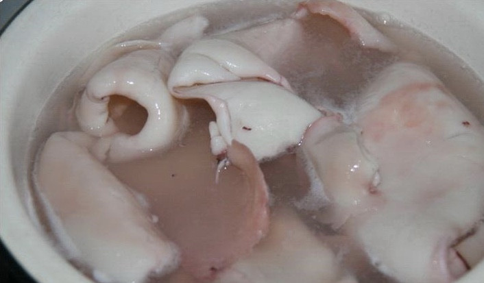 1. Этап. Салат из кальмаров и шампиньонов: 3. На огонь ставим кастрюлю, доводим в ней воду до кипения, забрасываем в неё тушки кальмаров максимум на 2 минуты, а затем сразу же их вынимаем.