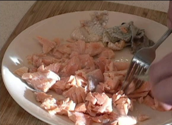 1. Этап. Спагетти с лососем в сливочном соусе: Выложите отварную рыбу на тарелку, убедитесь, что нет косточек и разделите мякоть рыбы на кусочки с помощью 2-х вилок. По желанию, удалите или оставьте кожу.