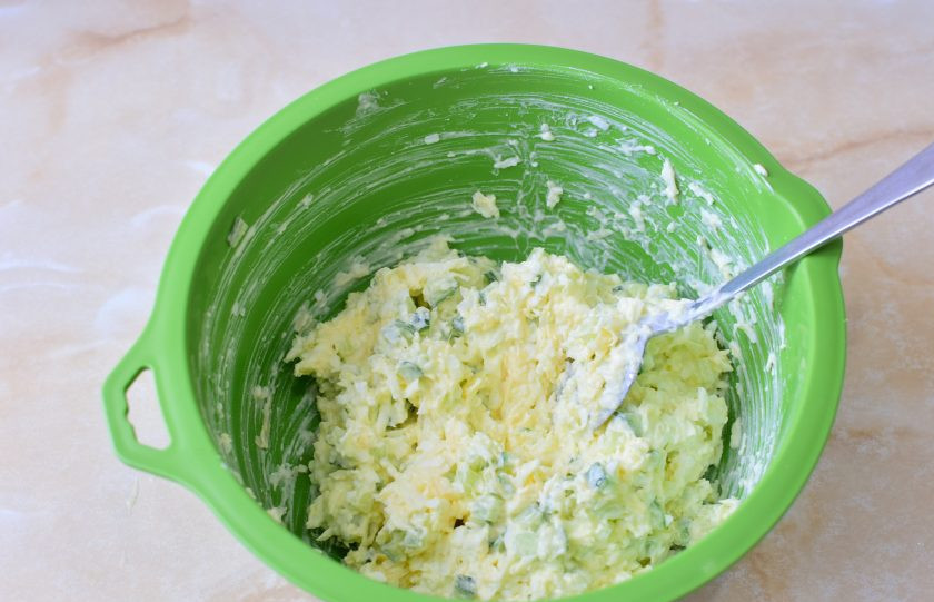 1. Этап. Тарталетки с сыром и огурцом: Все ингредиенты перемешайте.