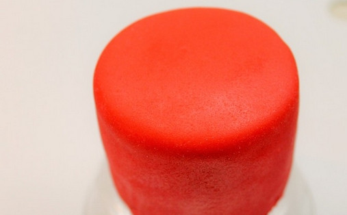 1. Этап. Мини-тортики из мастики: 8. Красной мастикой обтяните тортики.