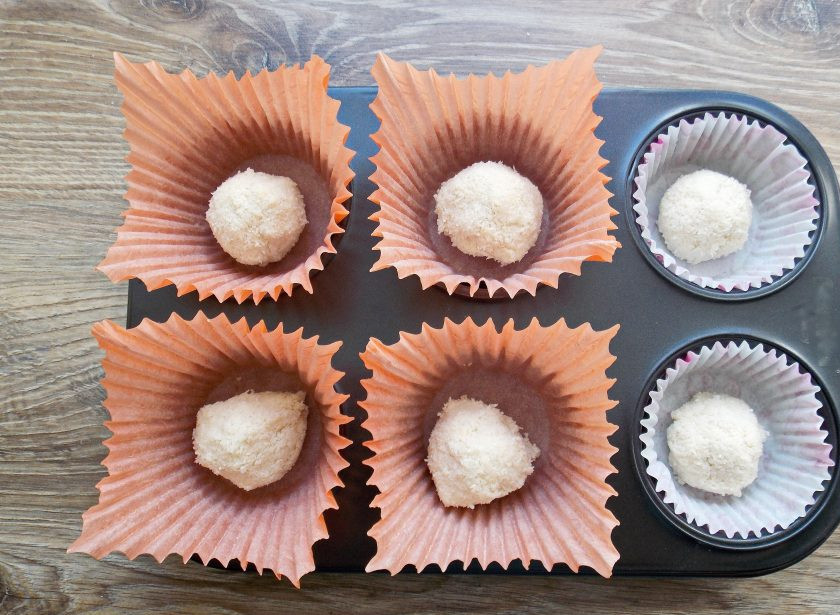 1. Этап. Капкейки Баунти: Разложите шарики на середину каждой формочки. Они должны быть не выше, чем середина высоты формочки.